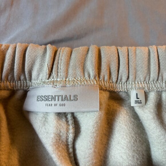 Fear of God Essentials Sweatshorts Smoke - Picture 4 of 7